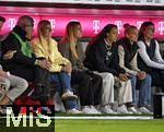 06.09.2025, Google-Pixel Frauenfussball Bundesliga 2025/2026, 1.Spieltag, FC Bayern Mnchen - Bayer 04 Leverkusen, in der Allianz-Arena Mnchen, 

Giulia Gwinn (FC Bayern Mnchen) sitzt zum Schluss in Zivil auf der Bank.