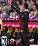 06.09.2025, Google-Pixel Frauenfussball Bundesliga 2025/2026, 1.Spieltag, FC Bayern Mnchen - Bayer 04 Leverkusen, in der Allianz-Arena Mnchen, Trainer Roberto Ptzold ) gestikuliert

Korrektur

