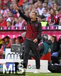 06.09.2025, Google-Pixel Frauenfussball Bundesliga 2025/2026, 1.Spieltag, FC Bayern Mnchen - Bayer 04 Leverkusen, in der Allianz-Arena Mnchen, 
Trainer Roberto Ptzold (Bayer 04 Leverkusen).

Korrektur