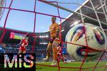06.09.2025, Google-Pixel Frauenfussball Bundesliga 2025/2026, 1.Spieltag, FC Bayern Mnchen - Bayer 04 Leverkusen, in der Allianz-Arena Mnchen,  Torschuss zum 1:0 der Bayern, Torhterin Ena Mahmutovic (re, Leverkusen) schaut dem Ball hinterher.

