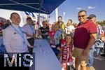 06.09.2025, Google-Pixel Frauenfussball Bundesliga 2025/2026, 1.Spieltag, FC Bayern Mnchen - Bayer 04 Leverkusen, in der Allianz-Arena Mnchen,  Auf der Esplanade werden die Tickets von Mdchen an den Ball an die Interessenten ausgegeben.

