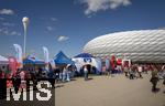 06.09.2025, Google-Pixel Frauenfussball Bundesliga 2025/2026, 1.Spieltag, FC Bayern Mnchen - Bayer 04 Leverkusen, in der Allianz-Arena Mnchen,  Auf der Esplanade werden die Tickets von Mdchen an den Ball an die Interessenten ausgegeben.

