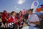 06.09.2025, Google-Pixel Frauenfussball Bundesliga 2025/2026, 1.Spieltag, FC Bayern Mnchen - Bayer 04 Leverkusen, in der Allianz-Arena Mnchen,  Auf der Esplanade werden die Tickets von Mdchen an den Ball an die Interessenten ausgegeben.

