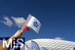 06.09.2025, Google-Pixel Frauenfussball Bundesliga 2025/2026, 1.Spieltag, FC Bayern Mnchen - Bayer 04 Leverkusen, in der Allianz-Arena Mnchen,  Auf der Esplanade werden die Tickets von Mdchen an den Ball an die Interessenten ausgegeben.

