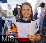 06.09.2025, Google-Pixel Frauenfussball Bundesliga 2025/2026, 1.Spieltag, FC Bayern Mnchen - Bayer 04 Leverkusen, in der Allianz-Arena Mnchen,  Auf der Esplanade werden die Tickets von Mdchen an den Ball an die Interessenten ausgegeben.

