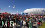 06.09.2025, Google-Pixel Frauenfussball Bundesliga 2025/2026, 1.Spieltag, FC Bayern Mnchen - Bayer 04 Leverkusen, in der Allianz-Arena Mnchen,  Auf der Esplanade werden die Tickets von Mdchen an den Ball an die Interessenten ausgegeben.

