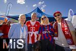 06.09.2025, Google-Pixel Frauenfussball Bundesliga 2025/2026, 1.Spieltag, FC Bayern Mnchen - Bayer 04 Leverkusen, in der Allianz-Arena Mnchen,  Auf der Esplanade werden die Tickets von Mdchen an den Ball an die Interessenten ausgegeben.

