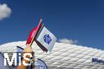 06.09.2025, Google-Pixel Frauenfussball Bundesliga 2025/2026, 1.Spieltag, FC Bayern Mnchen - Bayer 04 Leverkusen, in der Allianz-Arena Mnchen,  Auf der Esplanade werden die Tickets von Mdchen an den Ball an die Interessenten ausgegeben.

