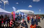 06.09.2025, Google-Pixel Frauenfussball Bundesliga 2025/2026, 1.Spieltag, FC Bayern Mnchen - Bayer 04 Leverkusen, in der Allianz-Arena Mnchen,  Auf der Esplanade werden die Tickets von Mdchen an den Ball an die Interessenten ausgegeben.

