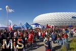 06.09.2025, Google-Pixel Frauenfussball Bundesliga 2025/2026, 1.Spieltag, FC Bayern Mnchen - Bayer 04 Leverkusen, in der Allianz-Arena Mnchen,  Auf der Esplanade werden die Tickets von Mdchen an den Ball an die Interessenten ausgegeben.


