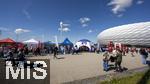 06.09.2025, Google-Pixel Frauenfussball Bundesliga 2025/2026, 1.Spieltag, FC Bayern Mnchen - Bayer 04 Leverkusen, in der Allianz-Arena Mnchen,  Auf der Esplanade werden die Tickets von Mdchen an den Ball an die Interessenten ausgegeben.

