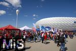 06.09.2025, Google-Pixel Frauenfussball Bundesliga 2025/2026, 1.Spieltag, FC Bayern Mnchen - Bayer 04 Leverkusen, in der Allianz-Arena Mnchen,  Auf der Esplanade werden die Tickets von Mdchen an den Ball an die Interessenten ausgegeben.

