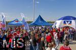06.09.2025, Google-Pixel Frauenfussball Bundesliga 2025/2026, 1.Spieltag, FC Bayern Mnchen - Bayer 04 Leverkusen, in der Allianz-Arena Mnchen,  Auf der Esplanade werden die Tickets von Mdchen an den Ball an die Interessenten ausgegeben.

