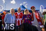 06.09.2025, Google-Pixel Frauenfussball Bundesliga 2025/2026, 1.Spieltag, FC Bayern Mnchen - Bayer 04 Leverkusen, in der Allianz-Arena Mnchen,  Auf der Esplanade werden die Tickets von Mdchen an den Ball an die Interessenten ausgegeben.

