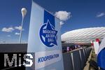 06.09.2025, Google-Pixel Frauenfussball Bundesliga 2025/2026, 1.Spieltag, FC Bayern Mnchen - Bayer 04 Leverkusen, in der Allianz-Arena Mnchen,  Auf der Esplanade werden die Tickets von Mdchen an den Ball an die Interessenten ausgegeben.

