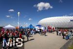 06.09.2025, Google-Pixel Frauenfussball Bundesliga 2025/2026, 1.Spieltag, FC Bayern Mnchen - Bayer 04 Leverkusen, in der Allianz-Arena Mnchen,  Auf der Esplanade werden die Tickets von Mdchen an den Ball an die Interessenten ausgegeben.

