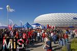 06.09.2025, Google-Pixel Frauenfussball Bundesliga 2025/2026, 1.Spieltag, FC Bayern Mnchen - Bayer 04 Leverkusen, in der Allianz-Arena Mnchen,  Auf der Esplanade werden die Tickets von Mdchen an den Ball an die Interessenten ausgegeben.

