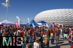 06.09.2025, Google-Pixel Frauenfussball Bundesliga 2025/2026, 1.Spieltag, FC Bayern Mnchen - Bayer 04 Leverkusen, in der Allianz-Arena Mnchen,  Auf der Esplanade werden die Tickets von Mdchen an den Ball an die Interessenten ausgegeben.

