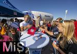 06.09.2025, Google-Pixel Frauenfussball Bundesliga 2025/2026, 1.Spieltag, FC Bayern Mnchen - Bayer 04 Leverkusen, in der Allianz-Arena Mnchen,  Auf der Esplanade werden die Tickets von Mdchen an den Ball an die Interessenten ausgegeben.


