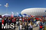 06.09.2025, Google-Pixel Frauenfussball Bundesliga 2025/2026, 1.Spieltag, FC Bayern Mnchen - Bayer 04 Leverkusen, in der Allianz-Arena Mnchen,  Auf der Esplanade werden die Tickets von Mdchen an den Ball an die Interessenten ausgegeben.

