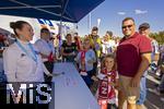 06.09.2025, Google-Pixel Frauenfussball Bundesliga 2025/2026, 1.Spieltag, FC Bayern Mnchen - Bayer 04 Leverkusen, in der Allianz-Arena Mnchen,  Auf der Esplanade werden die Tickets von Mdchen an den Ball an die Interessenten ausgegeben.

