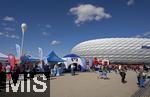 06.09.2025, Google-Pixel Frauenfussball Bundesliga 2025/2026, 1.Spieltag, FC Bayern Mnchen - Bayer 04 Leverkusen, in der Allianz-Arena Mnchen,  Auf der Esplanade werden die Tickets von Mdchen an den Ball an die Interessenten ausgegeben.

