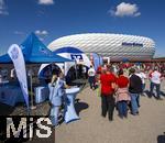 06.09.2025, Google-Pixel Frauenfussball Bundesliga 2025/2026, 1.Spieltag, FC Bayern Mnchen - Bayer 04 Leverkusen, in der Allianz-Arena Mnchen,  Auf der Esplanade werden die Tickets von Mdchen an den Ball an die Interessenten ausgegeben.

