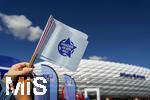 06.09.2025, Google-Pixel Frauenfussball Bundesliga 2025/2026, 1.Spieltag, FC Bayern Mnchen - Bayer 04 Leverkusen, in der Allianz-Arena Mnchen,  Auf der Esplanade werden die Tickets von Mdchen an den Ball an die Interessenten ausgegeben.

