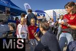 06.09.2025, Google-Pixel Frauenfussball Bundesliga 2025/2026, 1.Spieltag, FC Bayern Mnchen - Bayer 04 Leverkusen, in der Allianz-Arena Mnchen,  Auf der Esplanade werden die Tickets von Mdchen an den Ball an die Interessenten ausgegeben.

