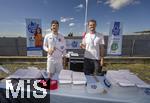 06.09.2025, Google-Pixel Frauenfussball Bundesliga 2025/2026, 1.Spieltag, FC Bayern Mnchen - Bayer 04 Leverkusen, in der Allianz-Arena Mnchen,  Auf der Esplanade werden die Tickets von Mdchen an den Ball an die Interessenten ausgegeben.


