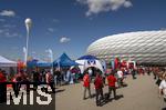 06.09.2025, Google-Pixel Frauenfussball Bundesliga 2025/2026, 1.Spieltag, FC Bayern Mnchen - Bayer 04 Leverkusen, in der Allianz-Arena Mnchen,  Auf der Esplanade werden die Tickets von Mdchen an den Ball an die Interessenten ausgegeben.

