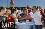 06.09.2025, Google-Pixel Frauenfussball Bundesliga 2025/2026, 1.Spieltag, FC Bayern Mnchen - Bayer 04 Leverkusen, in der Allianz-Arena Mnchen,  Auf der Esplanade werden die Tickets von Mdchen an den Ball an die Interessenten ausgegeben.

