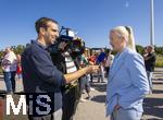06.09.2025, Google-Pixel Frauenfussball Bundesliga 2025/2026, 1.Spieltag, FC Bayern Mnchen - Bayer 04 Leverkusen, in der Allianz-Arena Mnchen,  Auf der Esplanade werden die Tickets von Mdchen an den Ball an die Interessenten ausgegeben. Leiterin Anna Seliger (re) am Mikrofon beim TV Interview.

