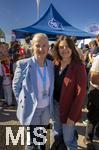 06.09.2025, Google-Pixel Frauenfussball Bundesliga 2025/2026, 1.Spieltag, FC Bayern Mnchen - Bayer 04 Leverkusen, in der Allianz-Arena Mnchen,  Auf der Esplanade werden die Tickets von Mdchen an den Ball an die Interessenten ausgegeben. Leiterin Anna Seliger (li, Mdchen an den Ball) mit Sportstadtrtin Kathrin Abele (re)
