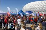 06.09.2025, Google-Pixel Frauenfussball Bundesliga 2025/2026, 1.Spieltag, FC Bayern Mnchen - Bayer 04 Leverkusen, in der Allianz-Arena Mnchen,  Auf der Esplanade werden die Tickets von Mdchen an den Ball an die Interessenten ausgegeben.


