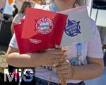06.09.2025, Google-Pixel Frauenfussball Bundesliga 2025/2026, 1.Spieltag, FC Bayern Mnchen - Bayer 04 Leverkusen, in der Allianz-Arena Mnchen,  Auf der Esplanade werden die Tickets von Mdchen an den Ball an die Interessenten ausgegeben.

