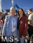 06.09.2025, Google-Pixel Frauenfussball Bundesliga 2025/2026, 1.Spieltag, FC Bayern Mnchen - Bayer 04 Leverkusen, in der Allianz-Arena Mnchen,  Auf der Esplanade werden die Tickets von Mdchen an den Ball an die Interessenten ausgegeben. Leiterin Anna Seliger (li, Mdchen an den Ball) mit Sportstadtrtin Kathrin Abele (re)
