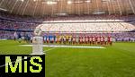 06.09.2025, Google-Pixel Frauenfussball Bundesliga 2025/2026, 1.Spieltag, FC Bayern Mnchen - Bayer 04 Leverkusen, in der Allianz-Arena Mnchen, 57.762 Zuschauer in der Allianz-Arena, ein historischer Zuschauerrekord in der Frauen-Fussballbundesliga in Deutschland. Die Spielerinnen beider Mannschaften stellen sich vor dem Spiel auf, davor steht die Meisterschale. 


