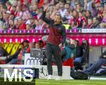 06.09.2025, Google-Pixel Frauenfussball Bundesliga 2025/2026, 1.Spieltag, FC Bayern Mnchen - Bayer 04 Leverkusen, in der Allianz-Arena Mnchen, Trainer Roberto Ptzold (Leverkusen) an der Seitenlinie in Rage 

