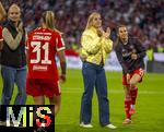06.09.2025, Google-Pixel Frauenfussball Bundesliga 2025/2026, 1.Spieltag, FC Bayern Mnchen - Bayer 04 Leverkusen, in der Allianz-Arena Mnchen, die derzeit verletzte Julia Gwinn (FC Bayern) nach dem Spiel bei der Mannschaft.


