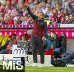 06.09.2025, Google-Pixel Frauenfussball Bundesliga 2025/2026, 1.Spieltag, FC Bayern Mnchen - Bayer 04 Leverkusen, in der Allianz-Arena Mnchen, Trainer Roberto Ptzold (Leverkusen) an der Seitenlinie in Rage 

