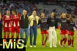 06.09.2025, Google-Pixel Frauenfussball Bundesliga 2025/2026, 1.Spieltag, FC Bayern Mnchen - Bayer 04 Leverkusen, in der Allianz-Arena Mnchen, die derzeit verletzte Julia Gwinn (FC Bayern) nach dem Spiel bei der Mannschaft.

