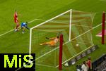 06.09.2025, Google-Pixel Frauenfussball Bundesliga 2025/2026, 1.Spieltag, FC Bayern Mnchen - Bayer 04 Leverkusen, in der Allianz-Arena Mnchen, Torschuss von Klara Bhl (li oben, FC Bayern Mnchen) zum 2:0 gegen Torhterin Frederike Repohl (Leverkusen)

