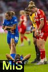 06.09.2025, Google-Pixel Frauenfussball Bundesliga 2025/2026, 1.Spieltag, FC Bayern Mnchen - Bayer 04 Leverkusen, in der Allianz-Arena Mnchen, Sofie Lena Zdebel (Leverkusen) und Schiedsrichterin Franziska Wildfeuer kmmern sich um eine verletzte Leverkusenerin.

