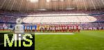 06.09.2025, Google-Pixel Frauenfussball Bundesliga 2025/2026, 1.Spieltag, FC Bayern Mnchen - Bayer 04 Leverkusen, in der Allianz-Arena Mnchen, 57.762 Zuschauer in der Allianz-Arena, ein historischer Zuschauerrekord in der Frauen-Fussballbundesliga in Deutschland. Die Spielerinnen beider Mannschaften stellen sich vor dem Spiel auf, davor steht die Meisterschale.

