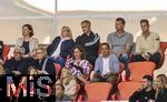 06.09.2025, Google-Pixel Frauenfussball Bundesliga 2025/2026, 1.Spieltag, FC Bayern Mnchen - Bayer 04 Leverkusen, in der Allianz-Arena Mnchen, Ehrentribne mit Trainer Christian Wck (oben mitte, Deutschland), Sportdirektorin Nia Knzer (oben 2.v.li, Deutschland) 

