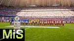 06.09.2025, Google-Pixel Frauenfussball Bundesliga 2025/2026, 1.Spieltag, FC Bayern Mnchen - Bayer 04 Leverkusen, in der Allianz-Arena Mnchen, 57.762 Zuschauer in der Allianz-Arena, ein historischer Zuschauerrekord in der Frauen-Fussballbundesliga in Deutschland. Die Spielerinnen beider Mannschaften stellen sich vor dem Spiel auf, davor steht die Meisterschale. 

