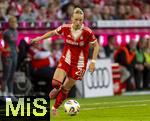 06.09.2025, Google-Pixel Frauenfussball Bundesliga 2025/2026, 1.Spieltag, FC Bayern Mnchen - Bayer 04 Leverkusen, in der Allianz-Arena Mnchen, Franziska Kett (FC Bayern Mnchen) am Ball 

