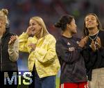 06.09.2025, Google-Pixel Frauenfussball Bundesliga 2025/2026, 1.Spieltag, FC Bayern Mnchen - Bayer 04 Leverkusen, in der Allianz-Arena Mnchen, die derzeit verletzte Julia Gwinn (FC Bayern) nach dem Spiel bei der Mannschaft.

