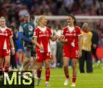 06.09.2025, Google-Pixel Frauenfussball Bundesliga 2025/2026, 1.Spieltag, FC Bayern Mnchen - Bayer 04 Leverkusen, in der Allianz-Arena Mnchen, Pernille Harder (FC Bayern Mnchen) und Jovana Damnjanovic (FC Bayern Mnchen) nach dem Spiel

